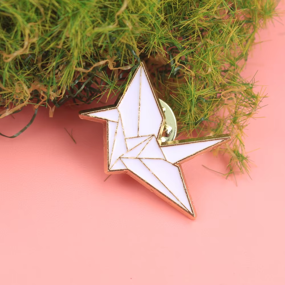 Broche étoile géométrique moderne" | Conception contrastée de ligne d'or | Bijoux de revers minimalistes pour