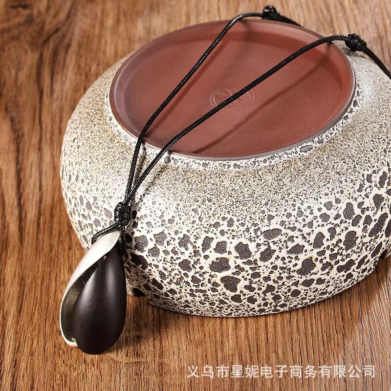 Collier pendentif ethnique en ébène
