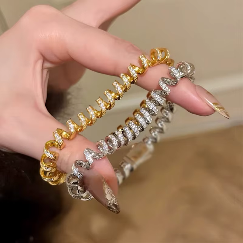 Bracelet jonc de luxe enroulé orné de diamants