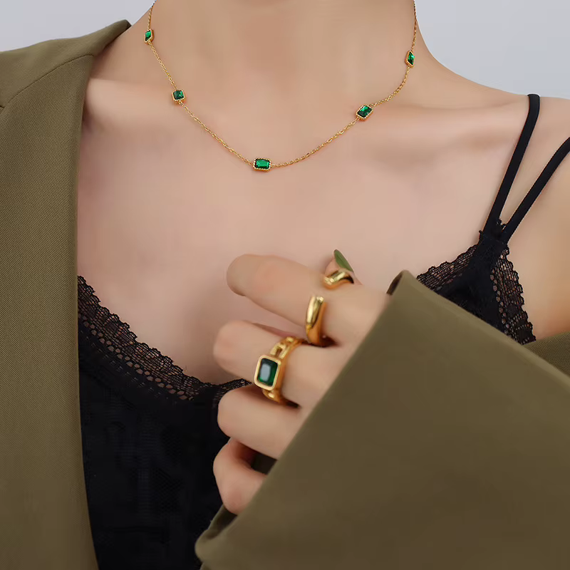 Collier délicat en or plaqué avec émeraudes et zircons cubiques