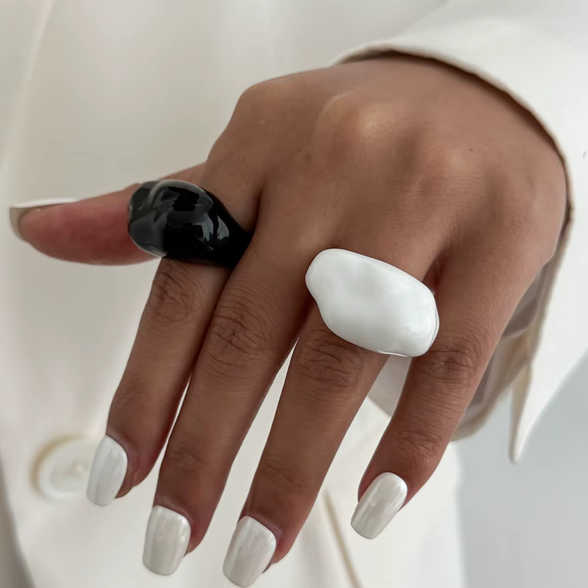 Bague minimaliste en résine acrylique noir et blanc pour femmes
