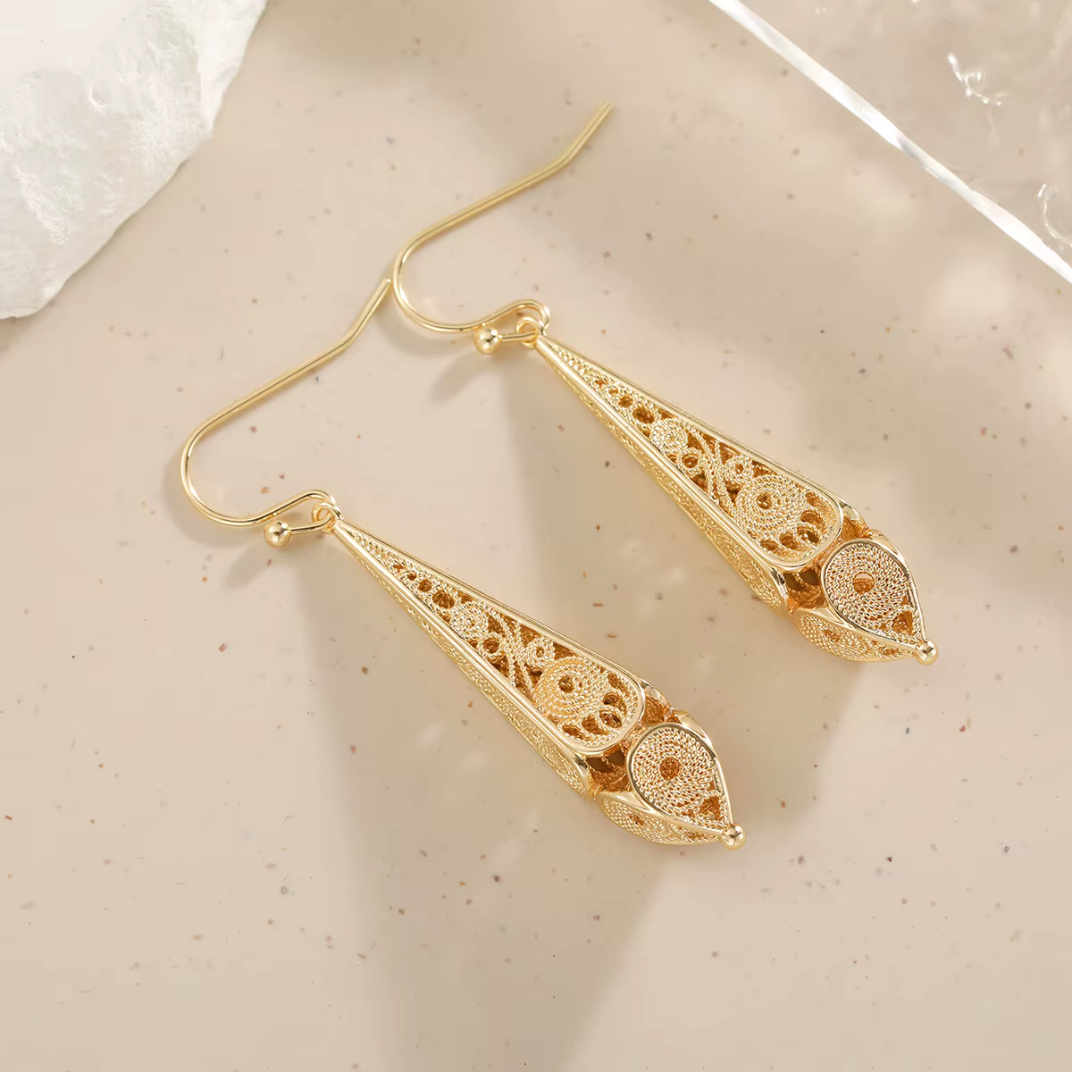 Boucles d'oreilles exquises en fil creux