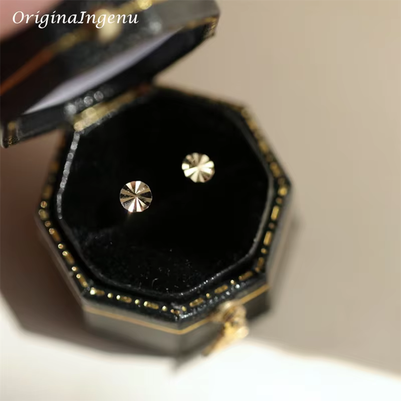 Boucles d'oreilles minuscules étoiles de Rotterdam en or 9 carats massif