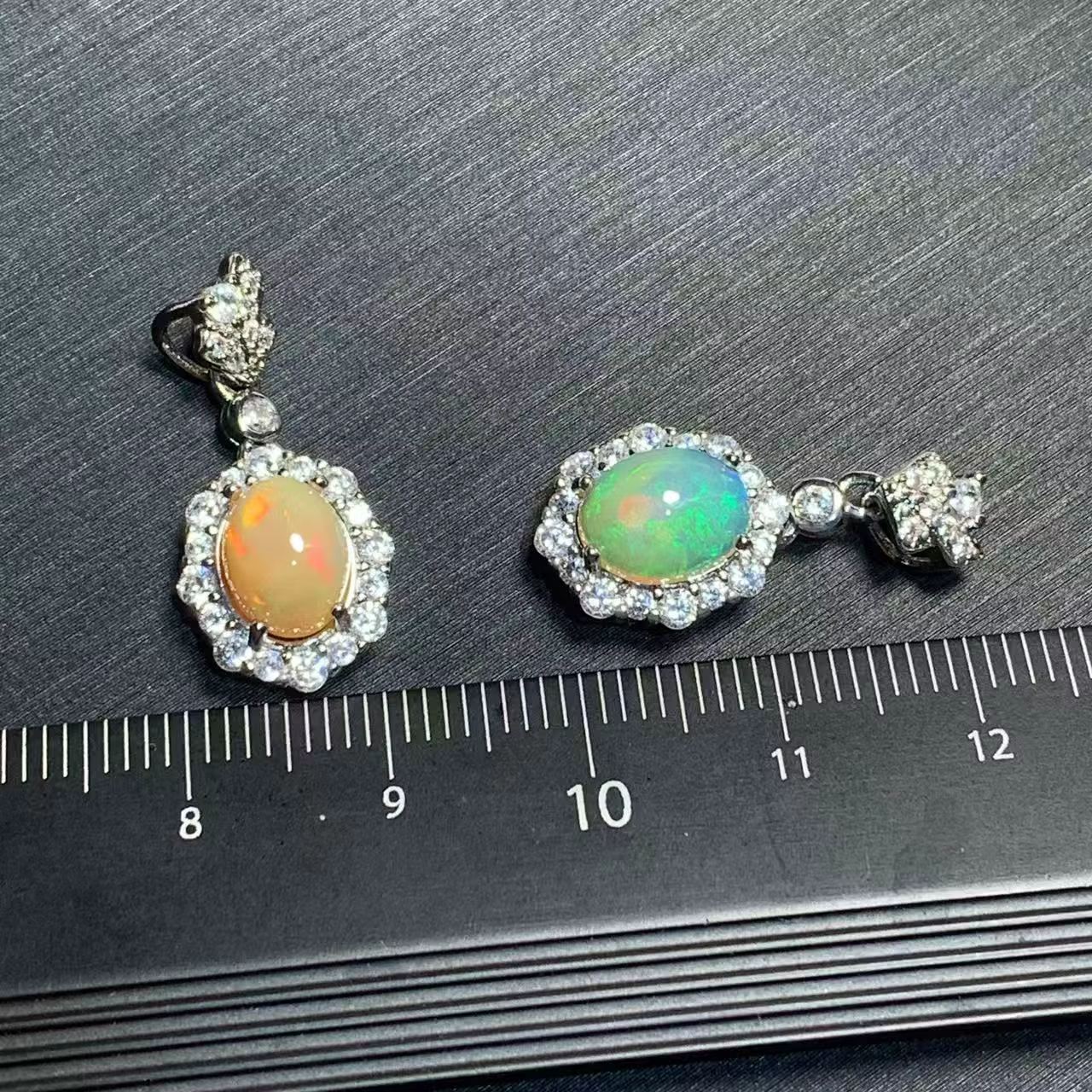 Collier pendentif ovale en opale naturelle