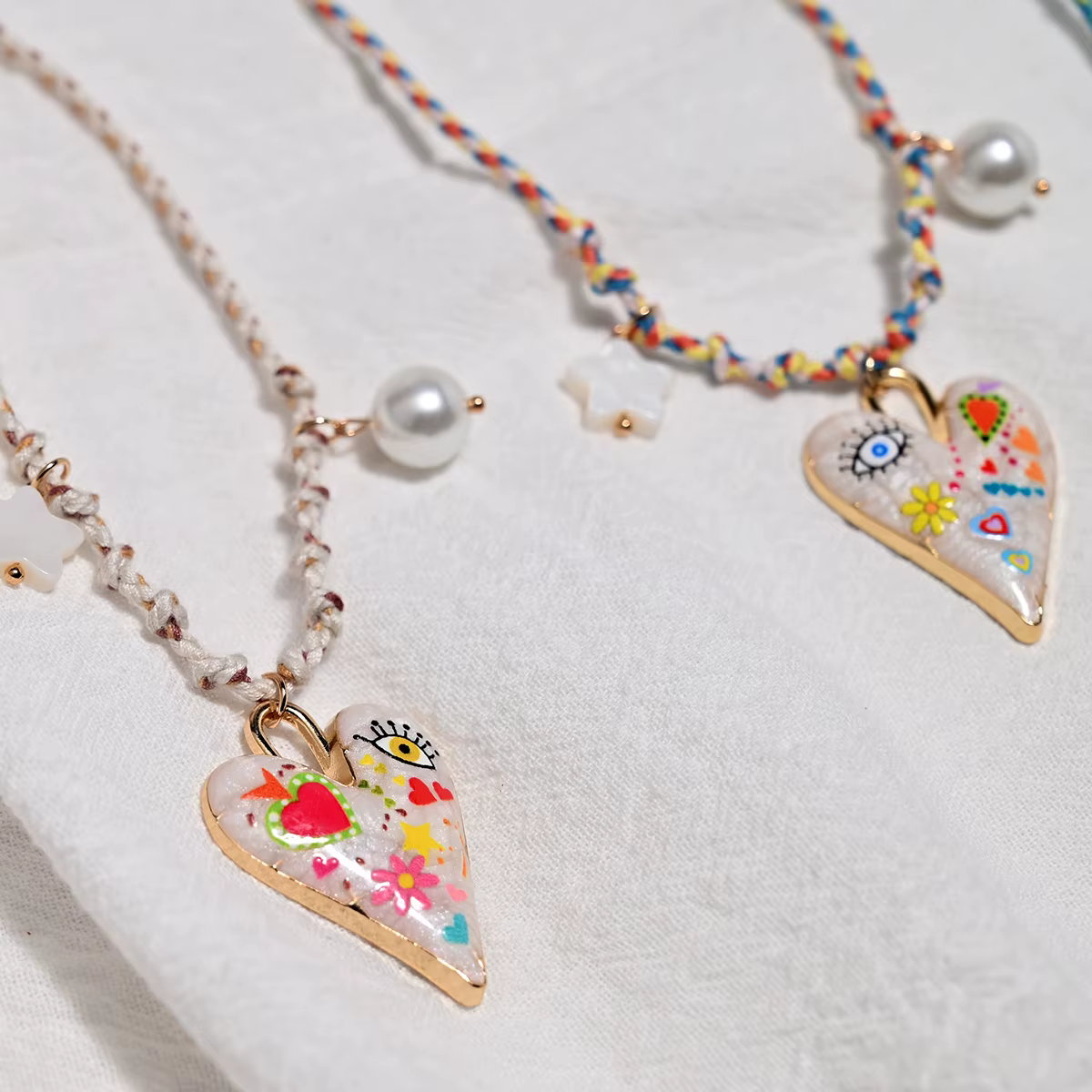 Collier avec pendentif en forme de cœur en corde nouée à la main