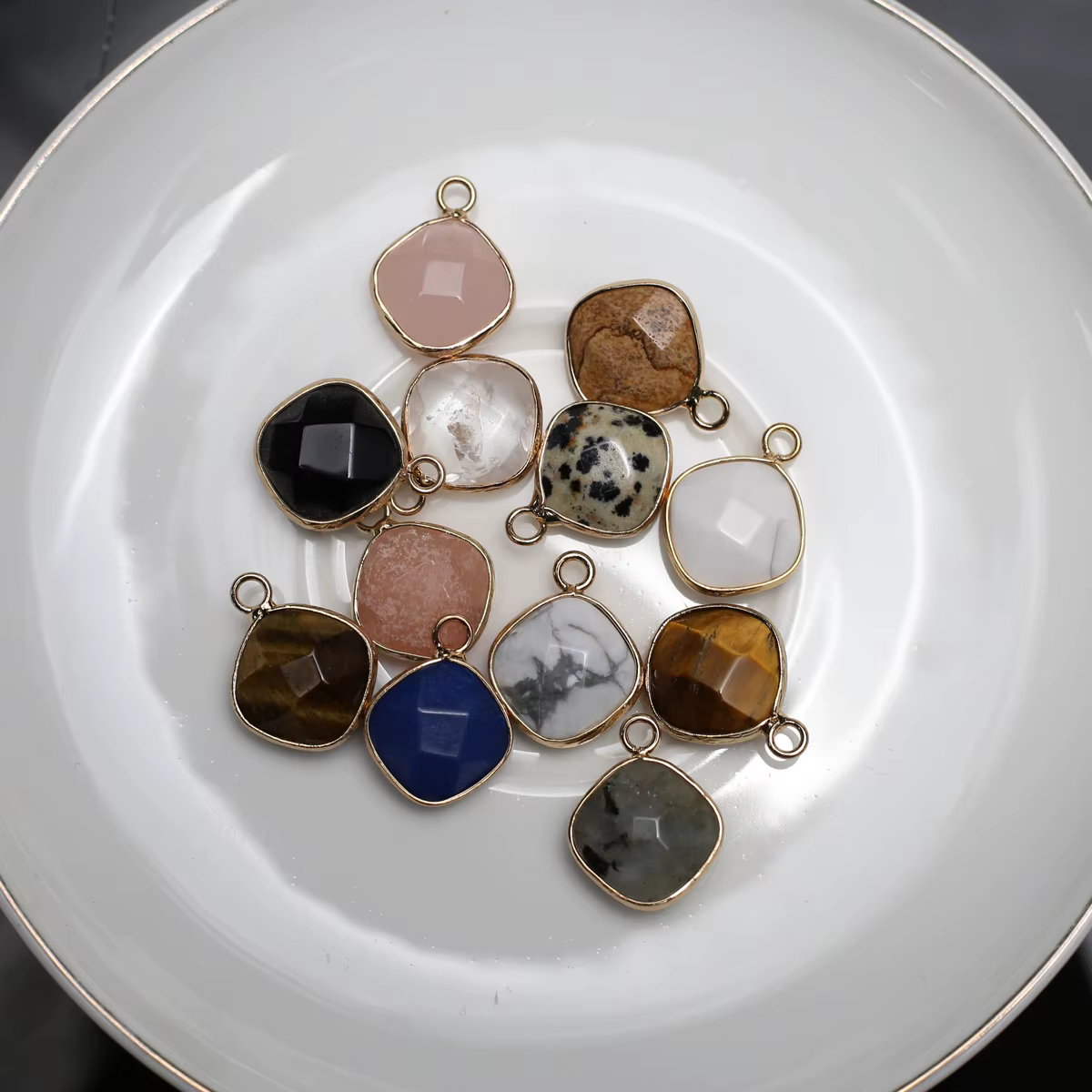 Pendentif en pierre précieuse naturelle taillée en losange avec enveloppe dorée