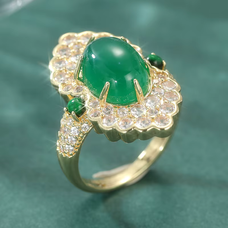 Bague classique pour femme incrustée de pierres vertes