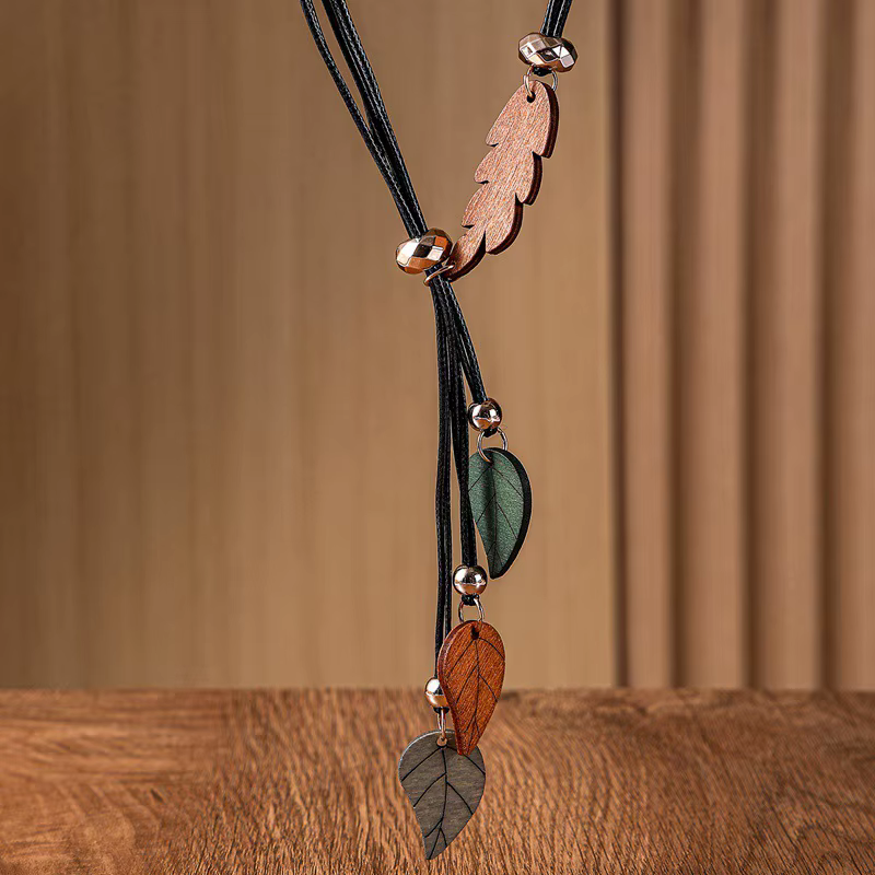 Colliers avec pendentifs en feuille de bois