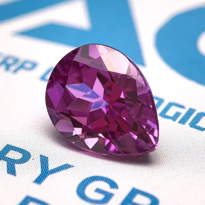 Saphir de laboratoire rouge violacé taille poire pour la fabrication de bijoux DIY