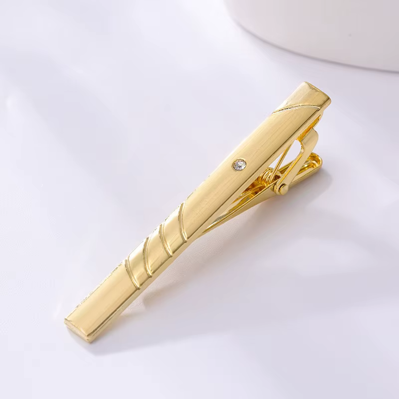 Fermoir à cravate élégant de couleur or pour hommes ; Accessoire idéal pour les mariés et les messieurs.