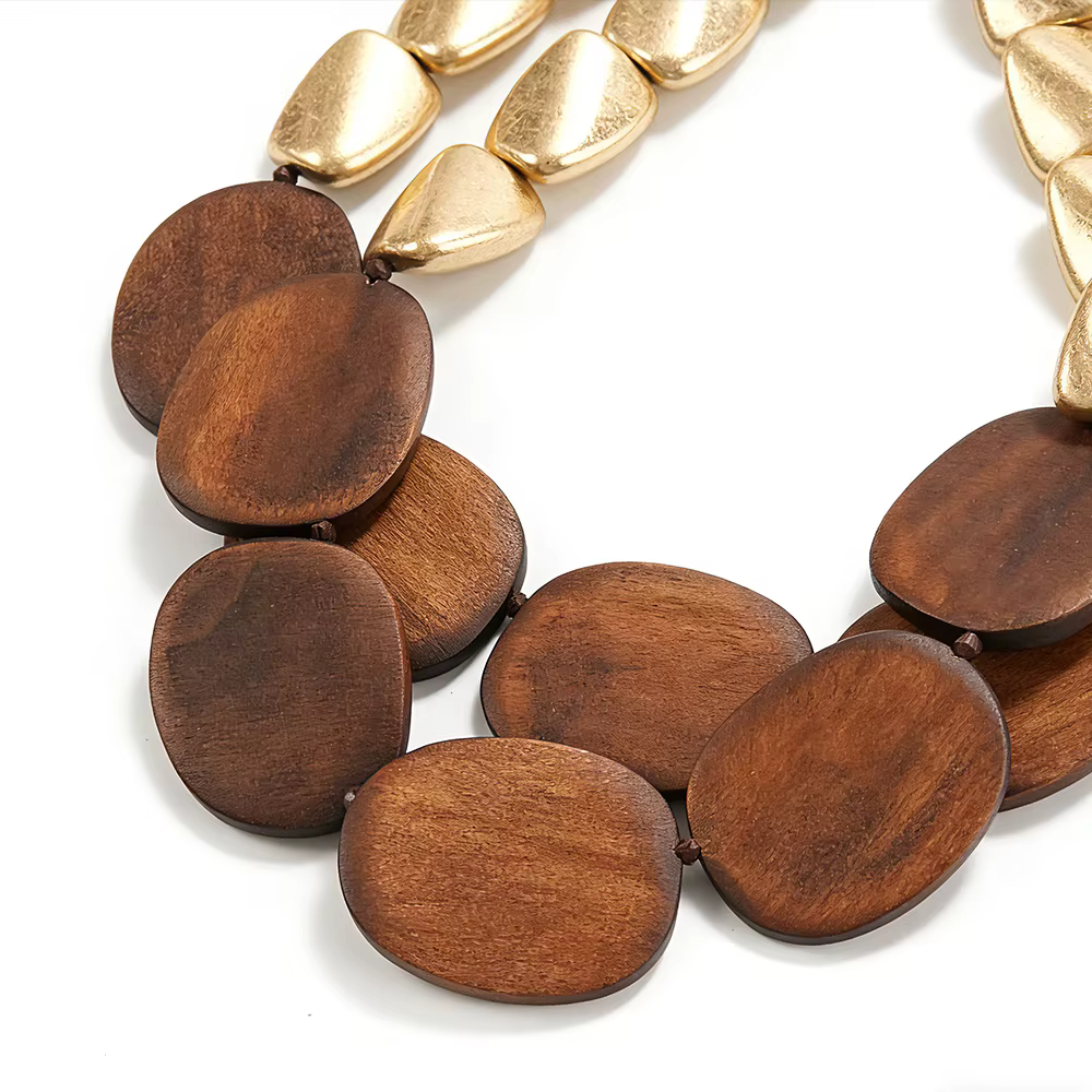 Collier moderne en bois organique et perles dorées