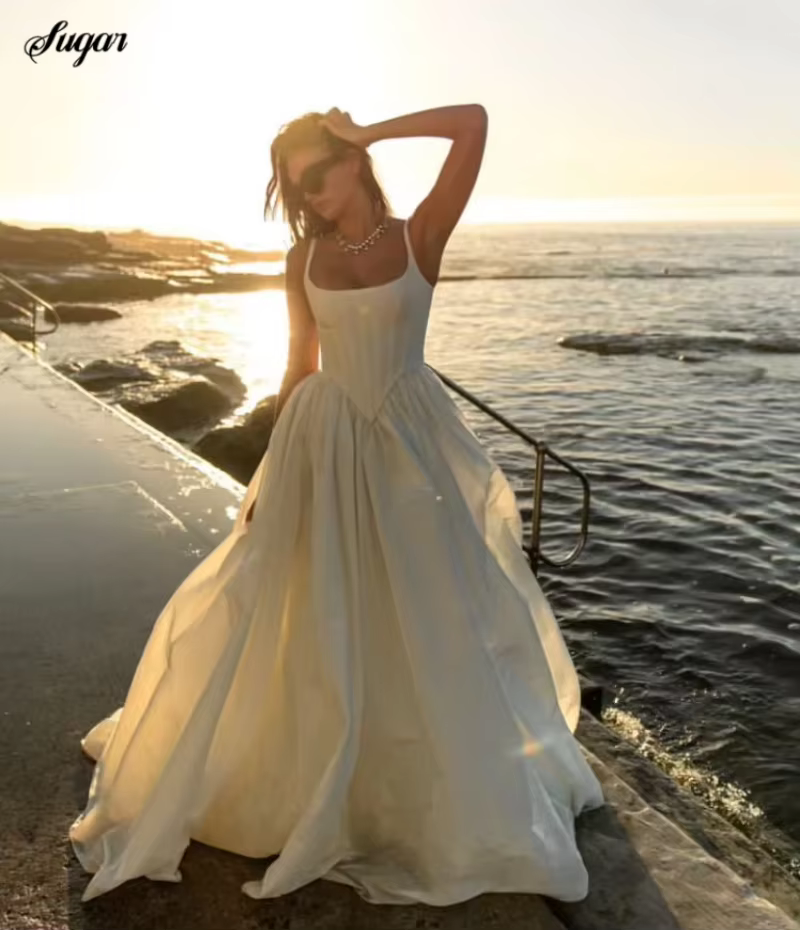 Robe de mariée en satin à col carré moderne
