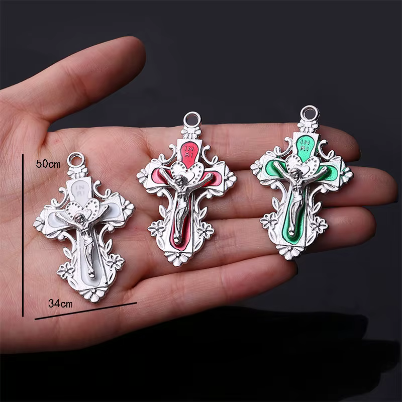 Pendentif croix catholique en alliage de zinc