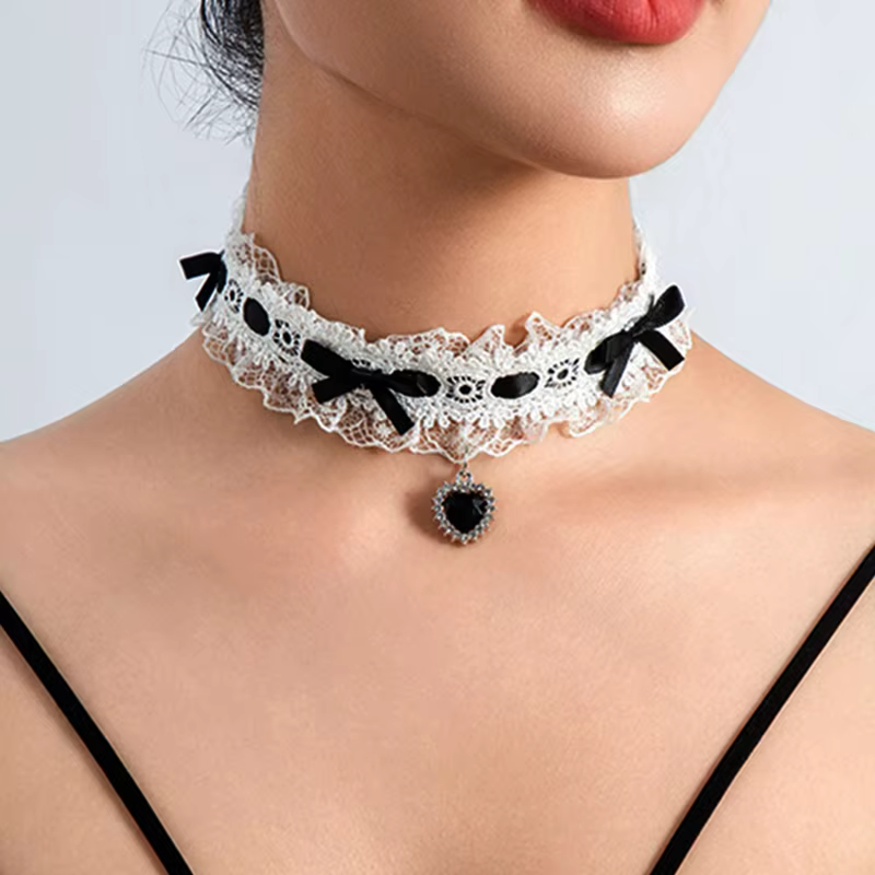 Collier Gothique Lolita Cosplay Sexy Noir et Blanc en Dentelle avec Rivets