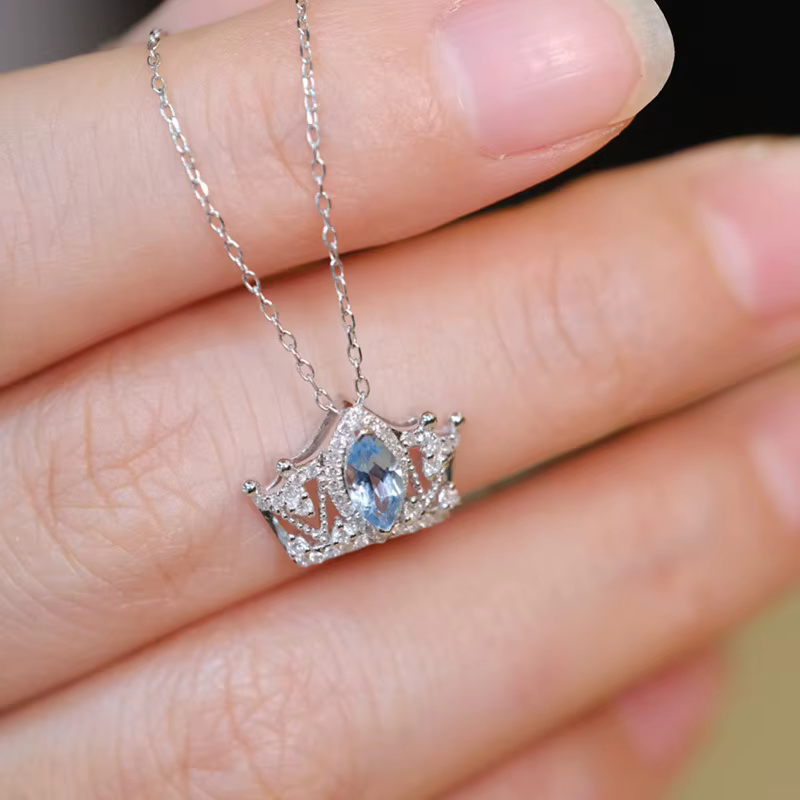 Collier bleu sur couronne pour femme