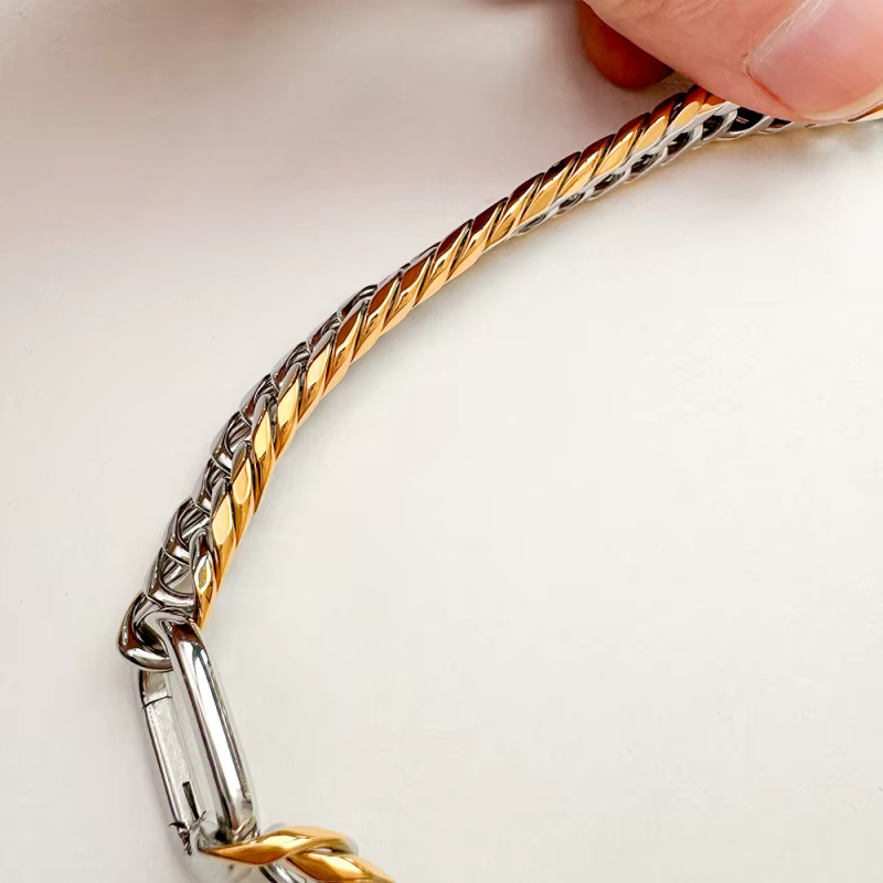 Collier à breloques en acier inoxydable plaqué or 18 carats