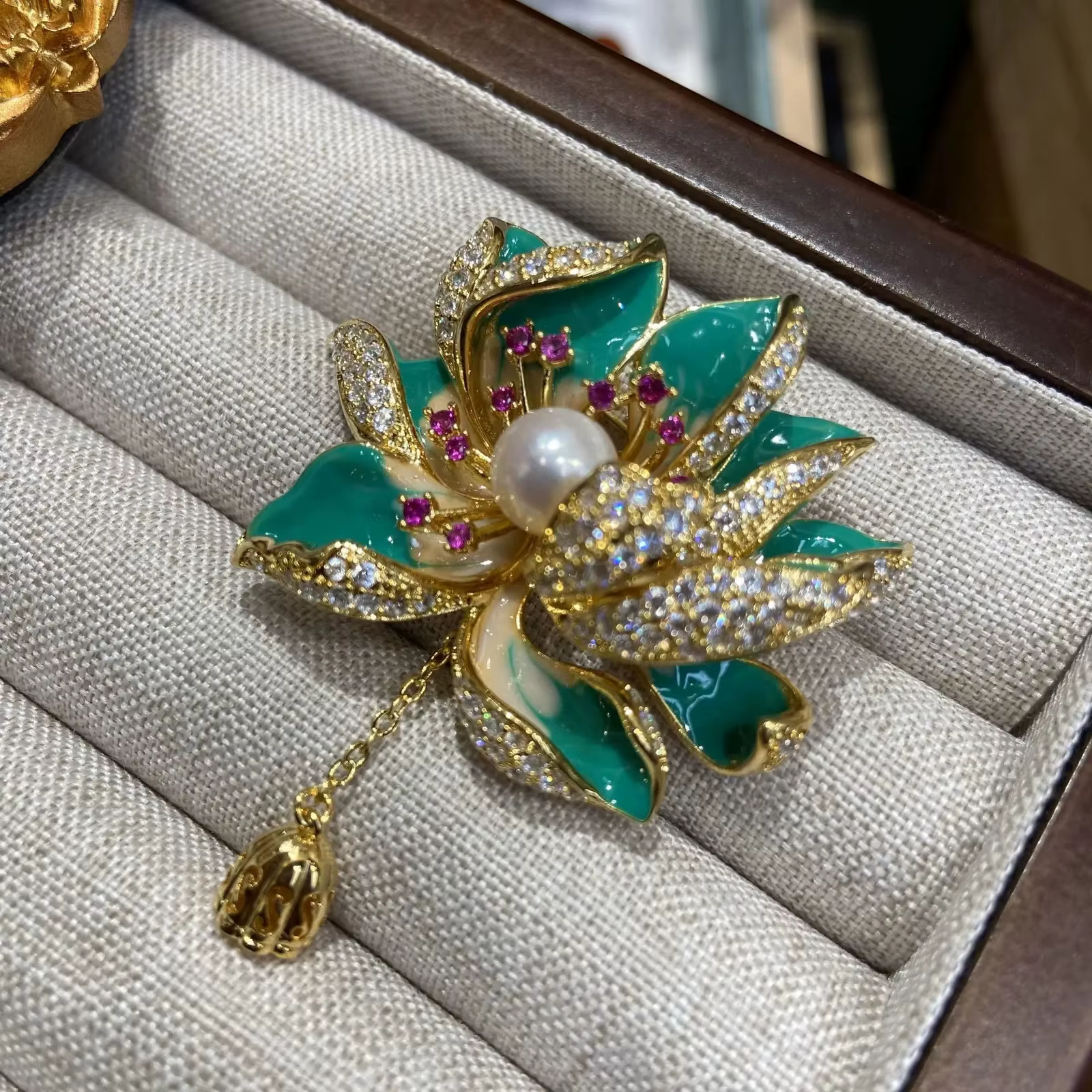 Broche en émail motif lotus