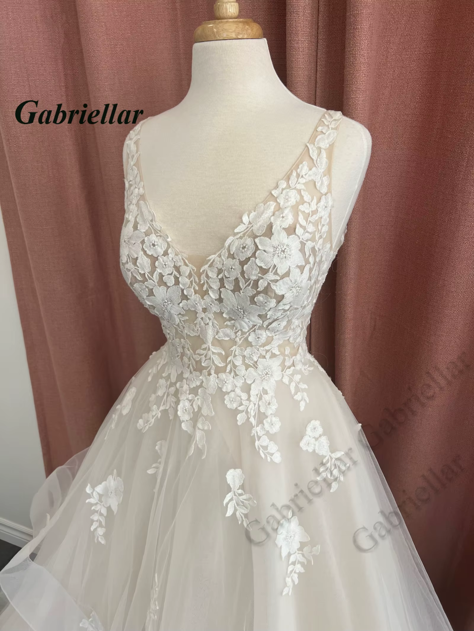 Gabriellar élégant une ligne Robe De mariée volants dentelle Appliques col en V sans manches Court Train