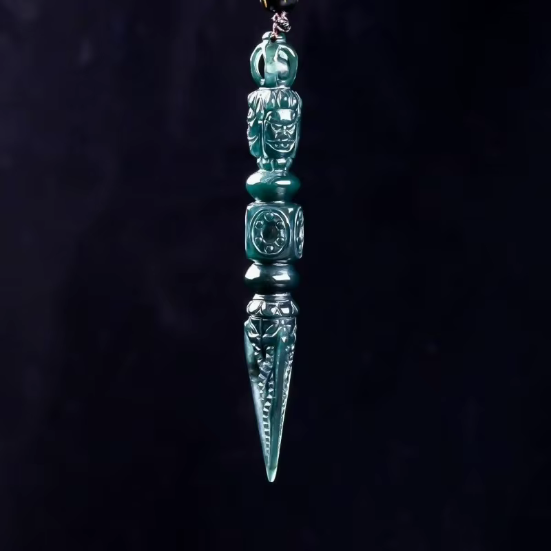 Pendentif pilon en jade naturel de qualité A avec diamant