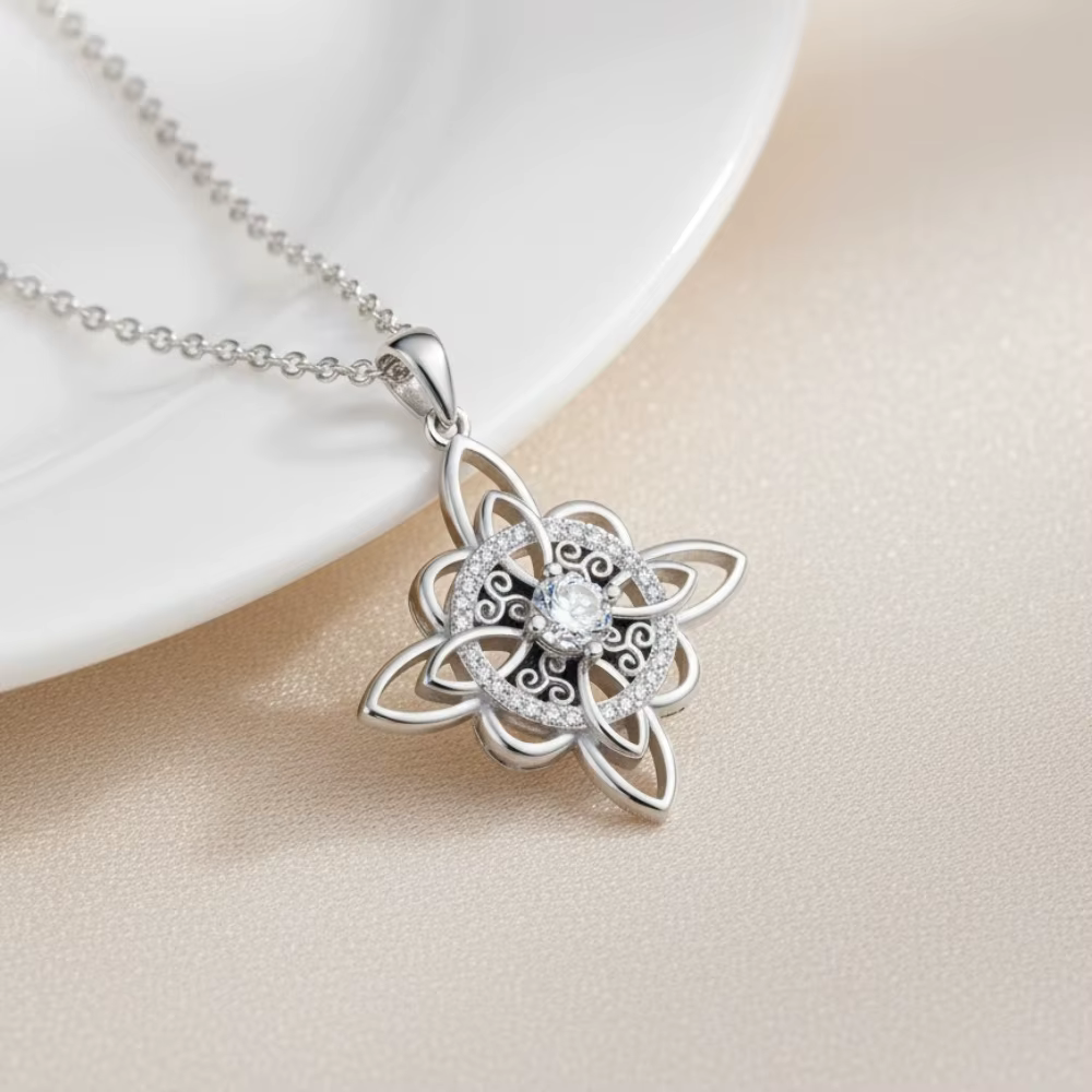 Collier Triskele en argent thaïlandais 925 avec symbole et nœud de sorcière