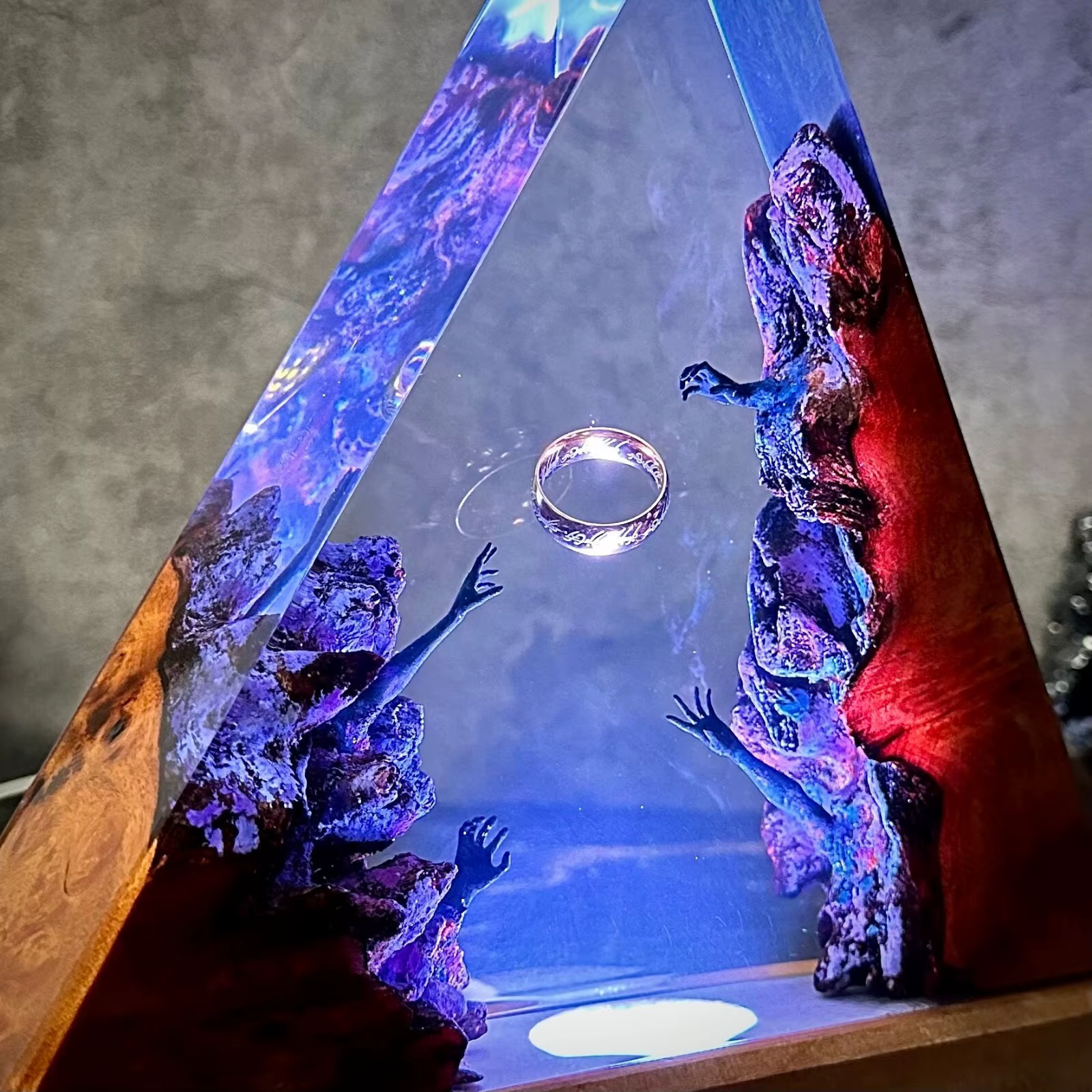 Lampe d'art en résine époxy « The One Ring »