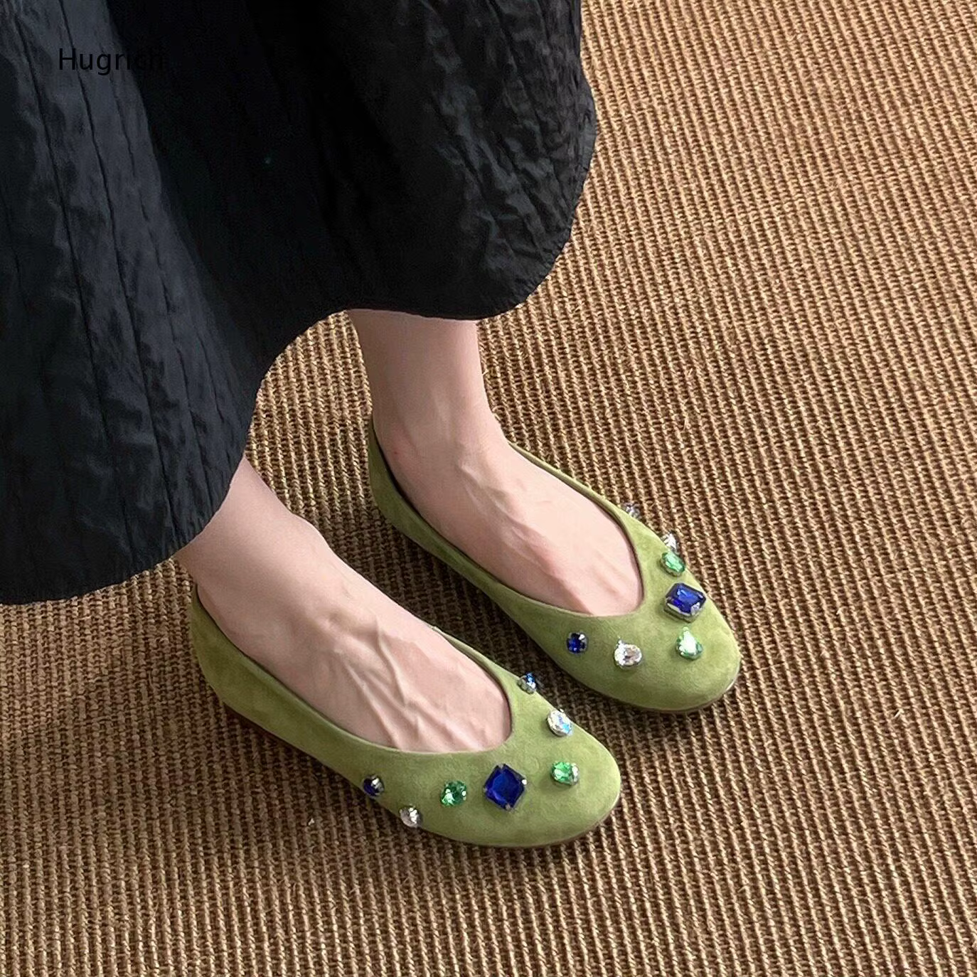 Ballerines en daim vert ornées de pierres précieuses