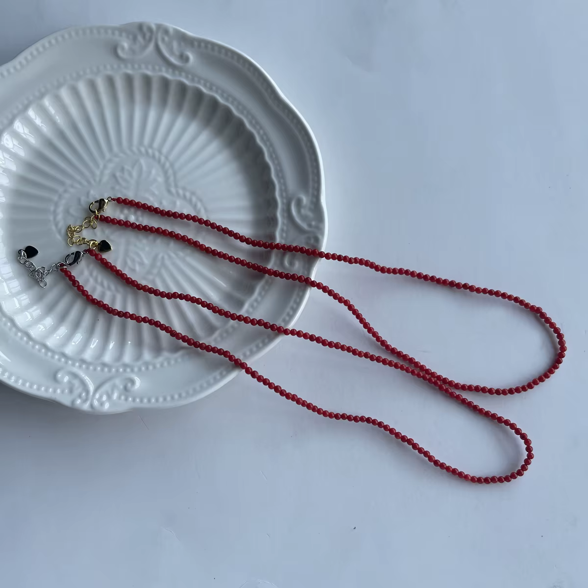 Collier ras du cou en perles de corail rondes rouges pour femmes
