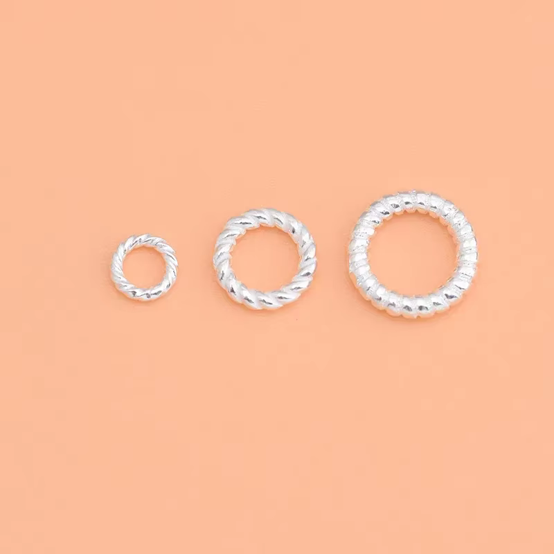 Anneau fermé fileté en argent regardé 925