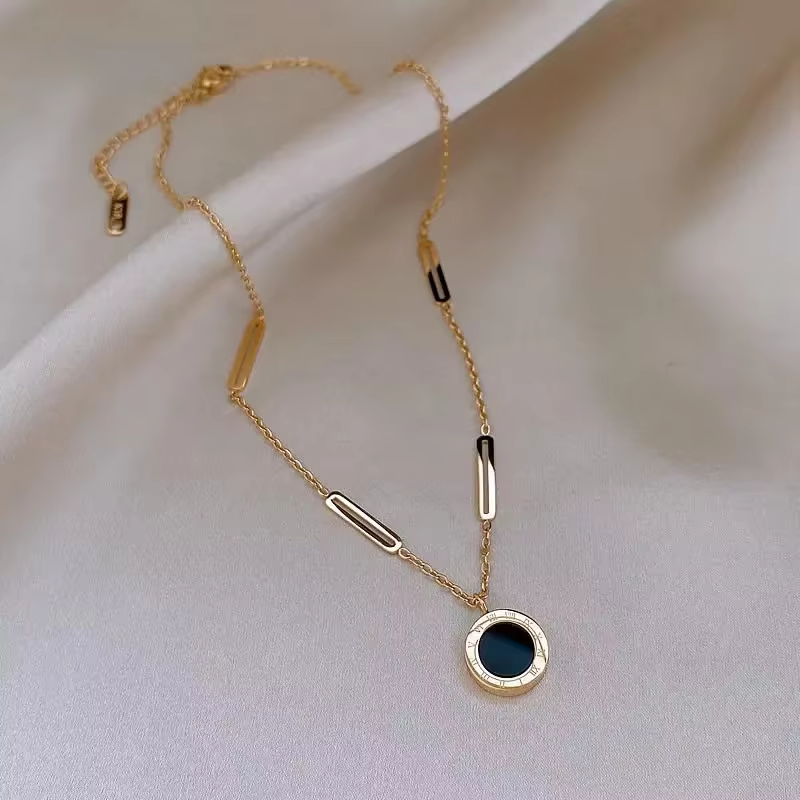 Collier pendentif plaquette numérique romaine en acier au titane pour femme
