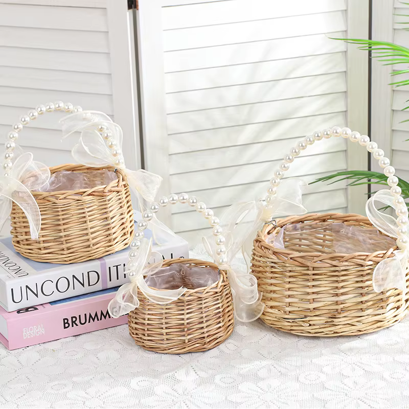 Un panier à fleurs en osier et rotin pour enfant