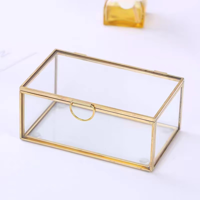Boîte à bijoux en verre vintage en laiton doré