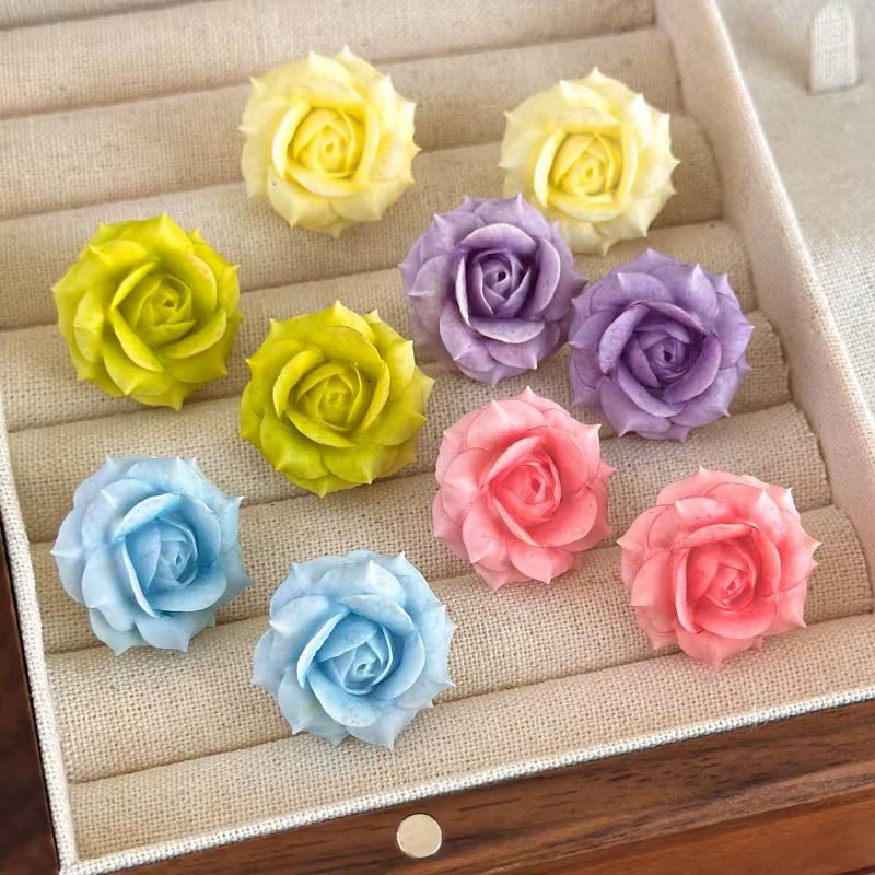 Boucles d'oreilles minimalistes en résine en forme de rose pour femme