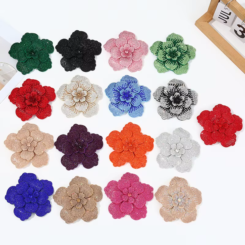 Broche tridimensionnelle en strass camélia Rose pour femmes