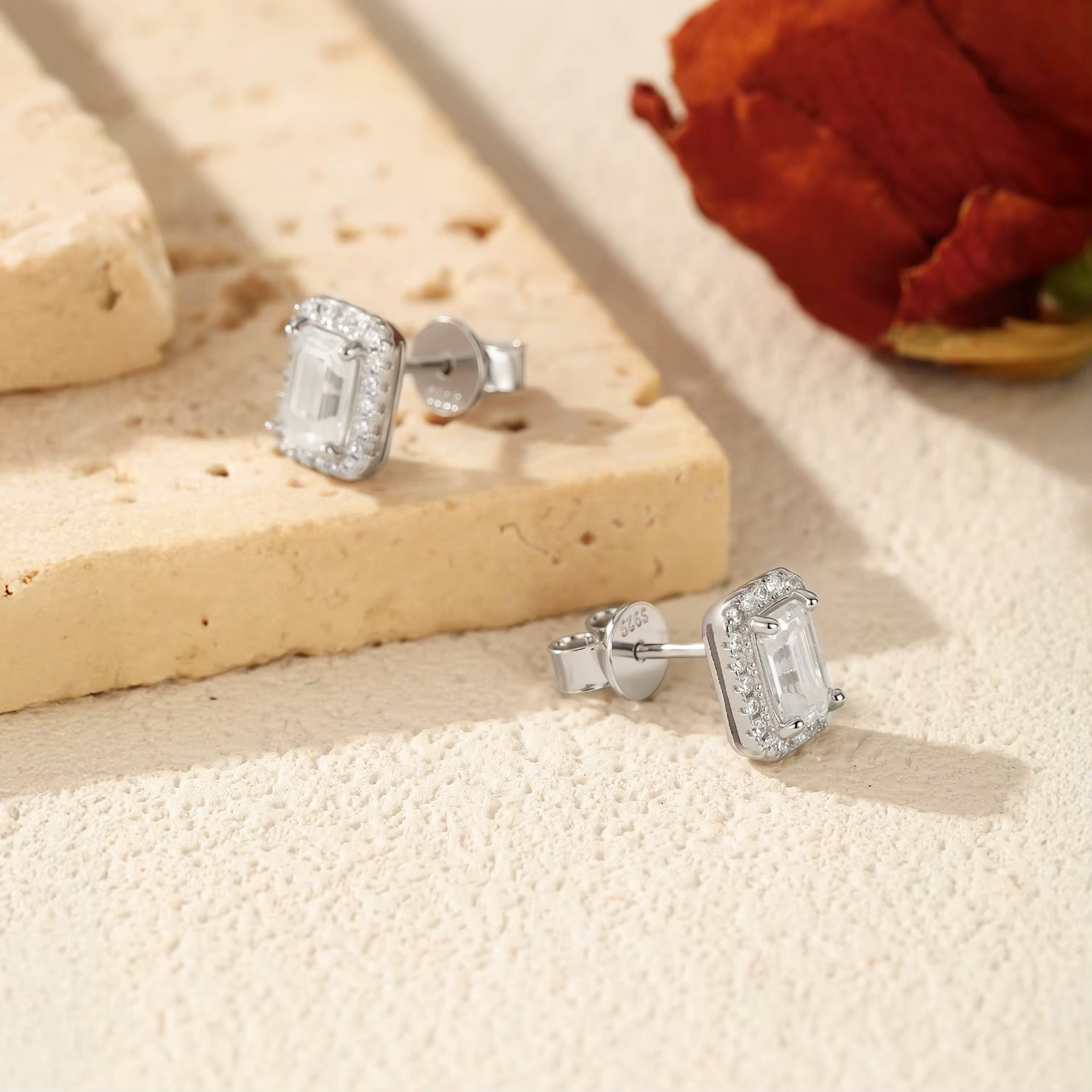 MODIAN Boucles d'oreilles en moissanite taille émeraude en argent sterling 925, boucles d'oreilles halo classiques de luxe pour femmes, bijoux fins de mariage, cadeau