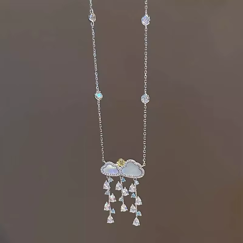 Collier de luxe de haute qualité avec pendentif exquis en forme de goutte de pluie de fritillaire blanche de style doux