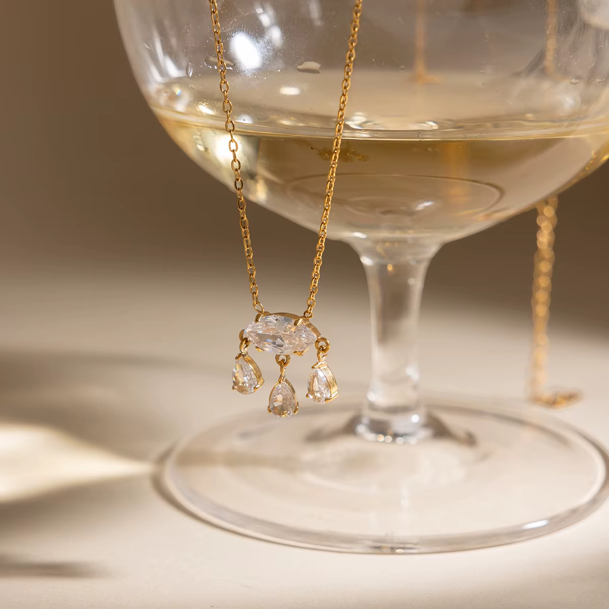 Collier pendentif Zora Luxurious Water Drop Zircon pour femmes