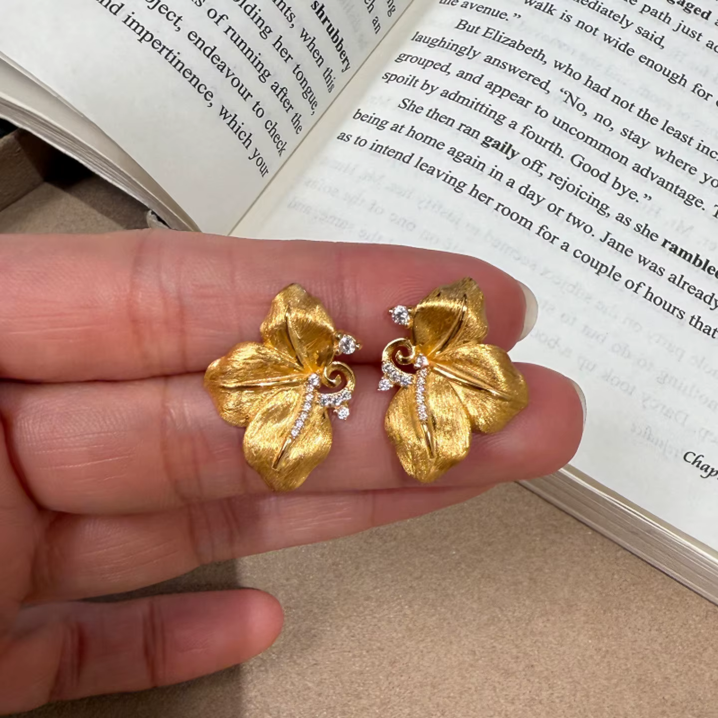 Boucles d'oreilles en forme de pétale incrusté de diamants artisanaux en or Antique pour femmes
