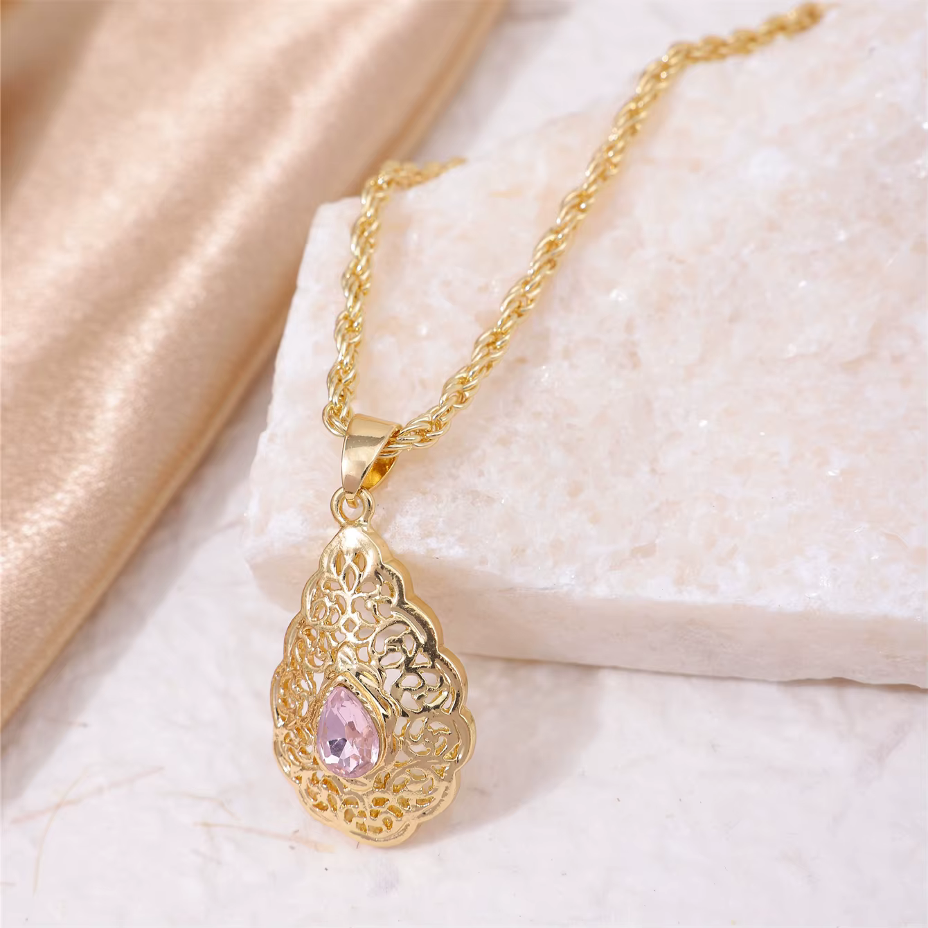 Pendentif en cristal en forme de goutte d'or