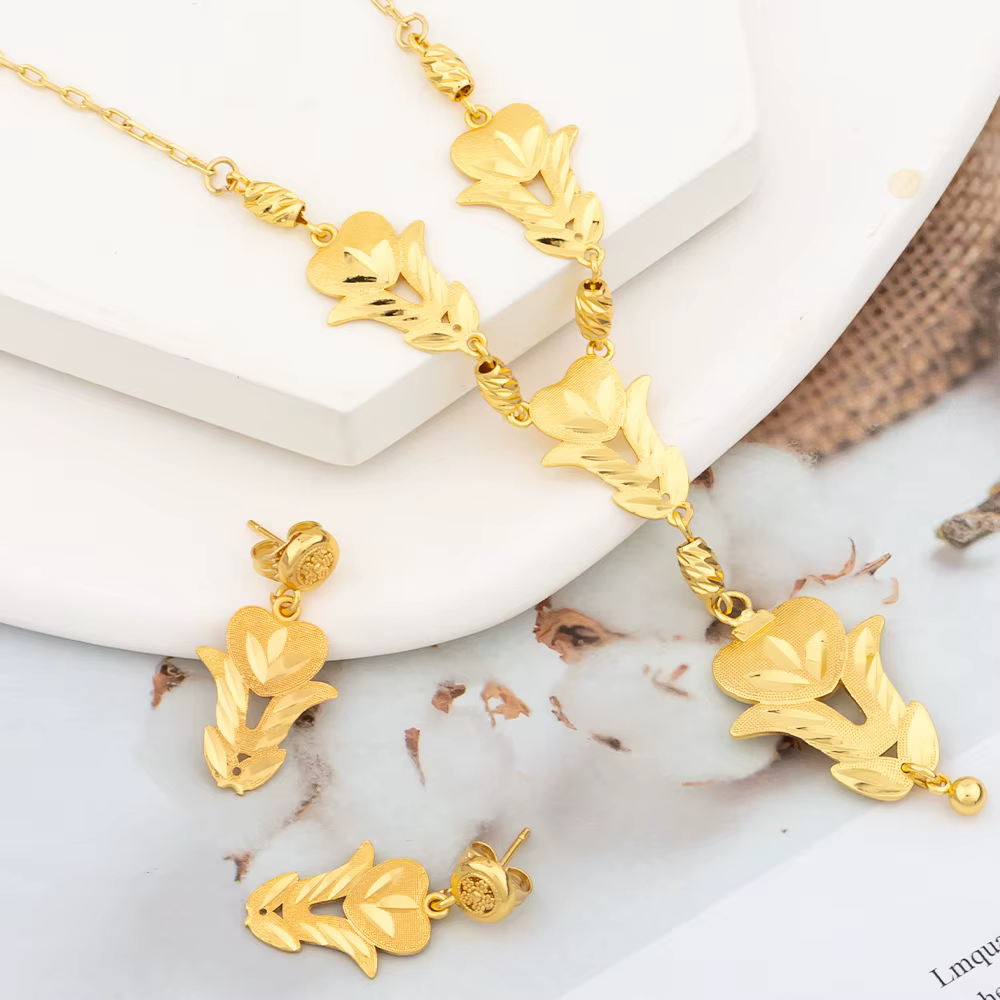 Ensemble de bijoux collier et boucles d'oreilles longs couleur or