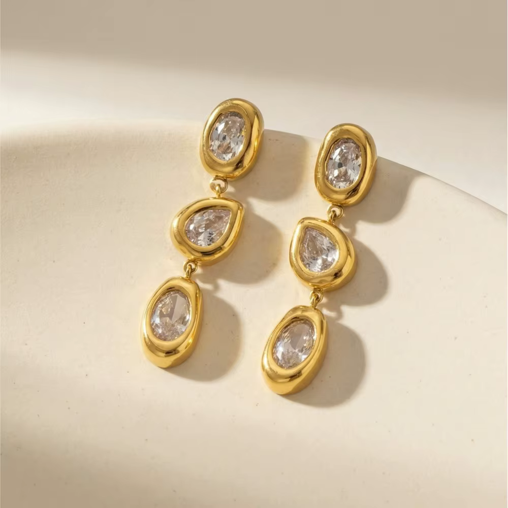 Boucles d'oreilles pendantes triple zircon cubique CZ plaquées or 18 carats