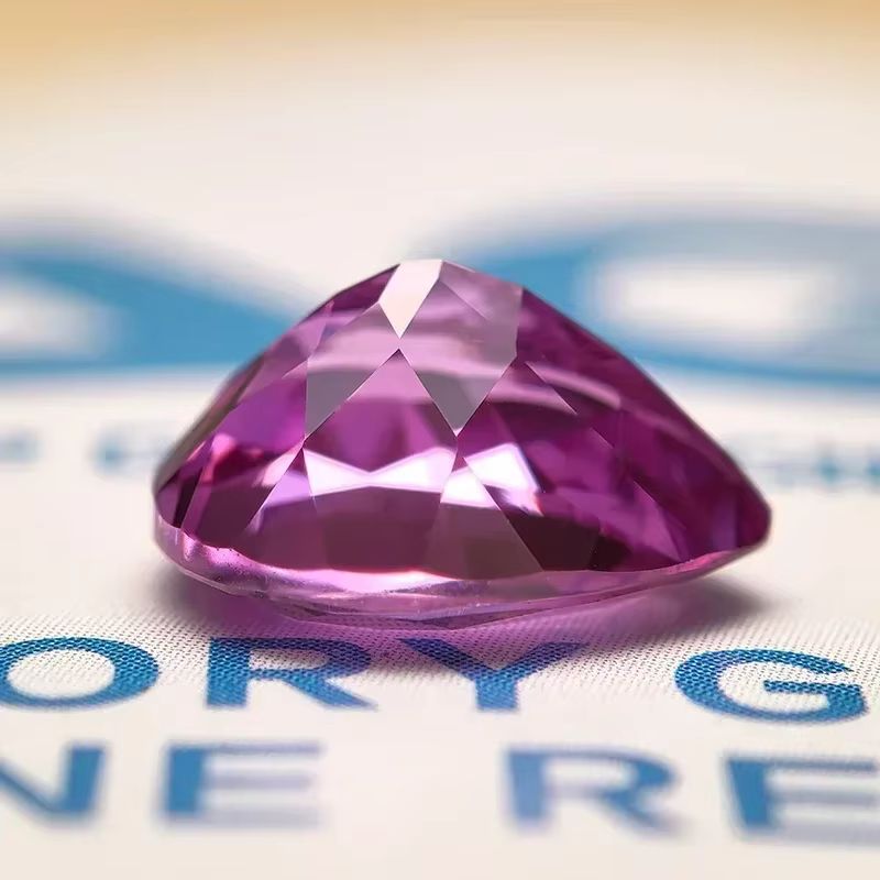 Saphir de laboratoire rouge violacé taille poire pour la fabrication de bijoux DIY