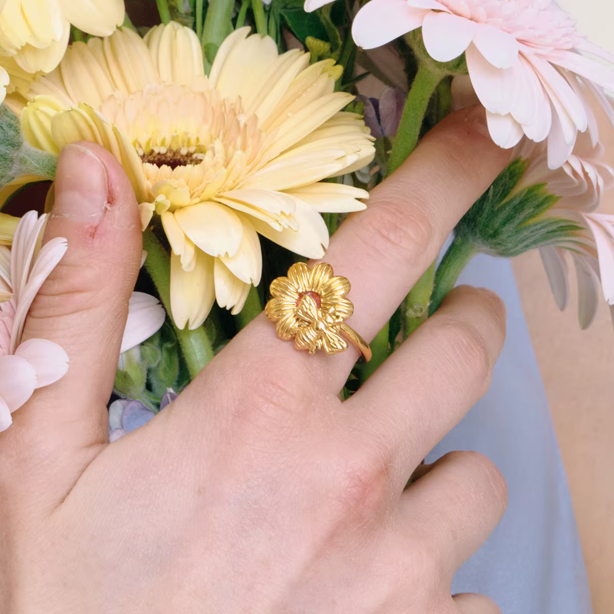 Bague Zora Fashion en forme de marguerite sertie de zircon rouge pour femmes