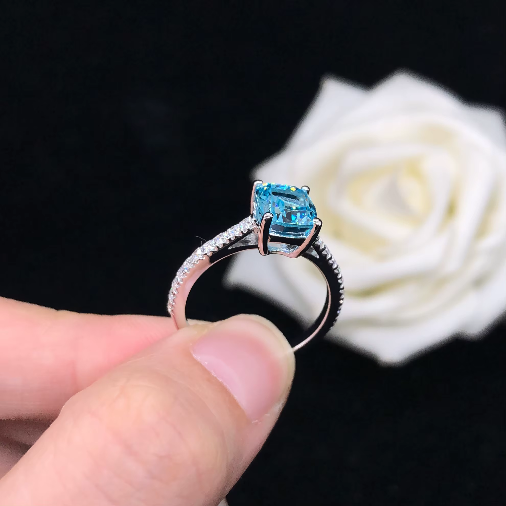Bague de fiançailles en diamant bleu clair pour femme