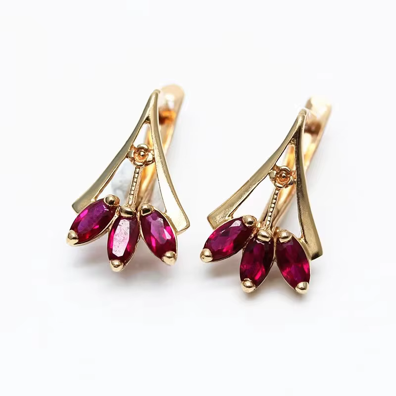 Boucles d'oreilles incrustées de trois pierres précieuses rouges pour femmes