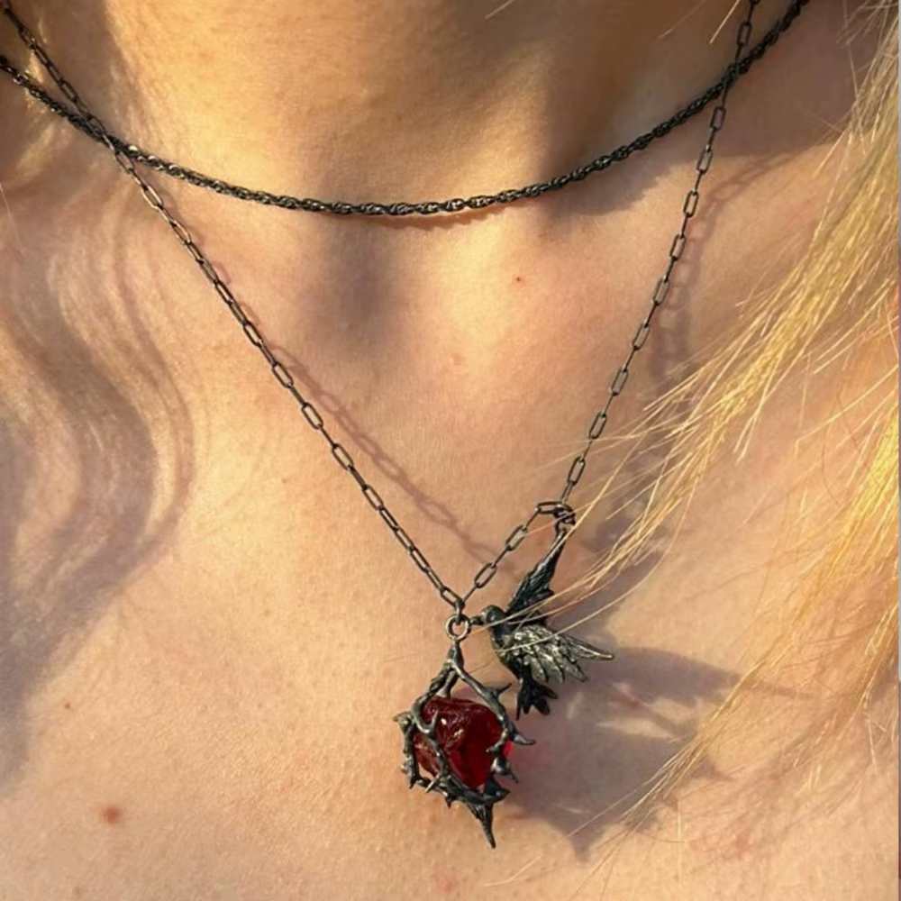 Collier pendentif corbeau rubis à la mode