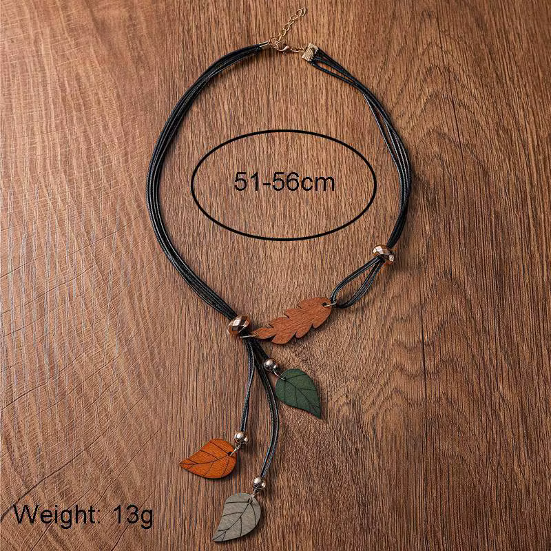 Colliers avec pendentifs en feuille de bois