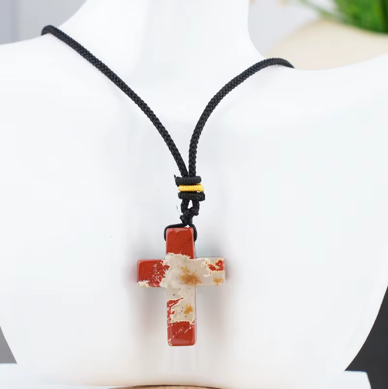 Collier pendentif en jaspe rouge 22x30mm en forme de croix