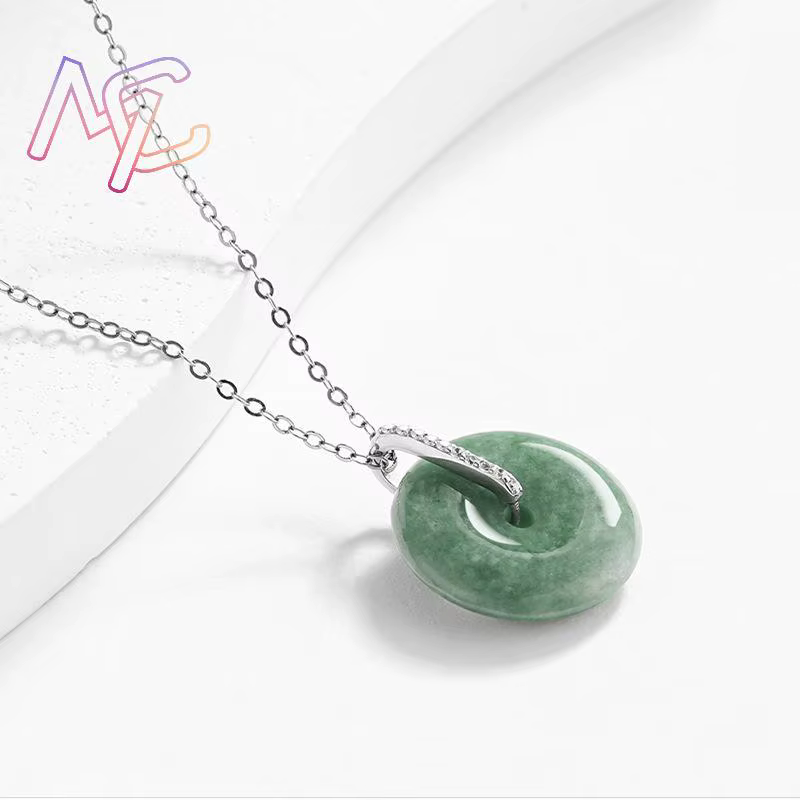 Collier pendentif croix serpent en jadéite du Myanmar