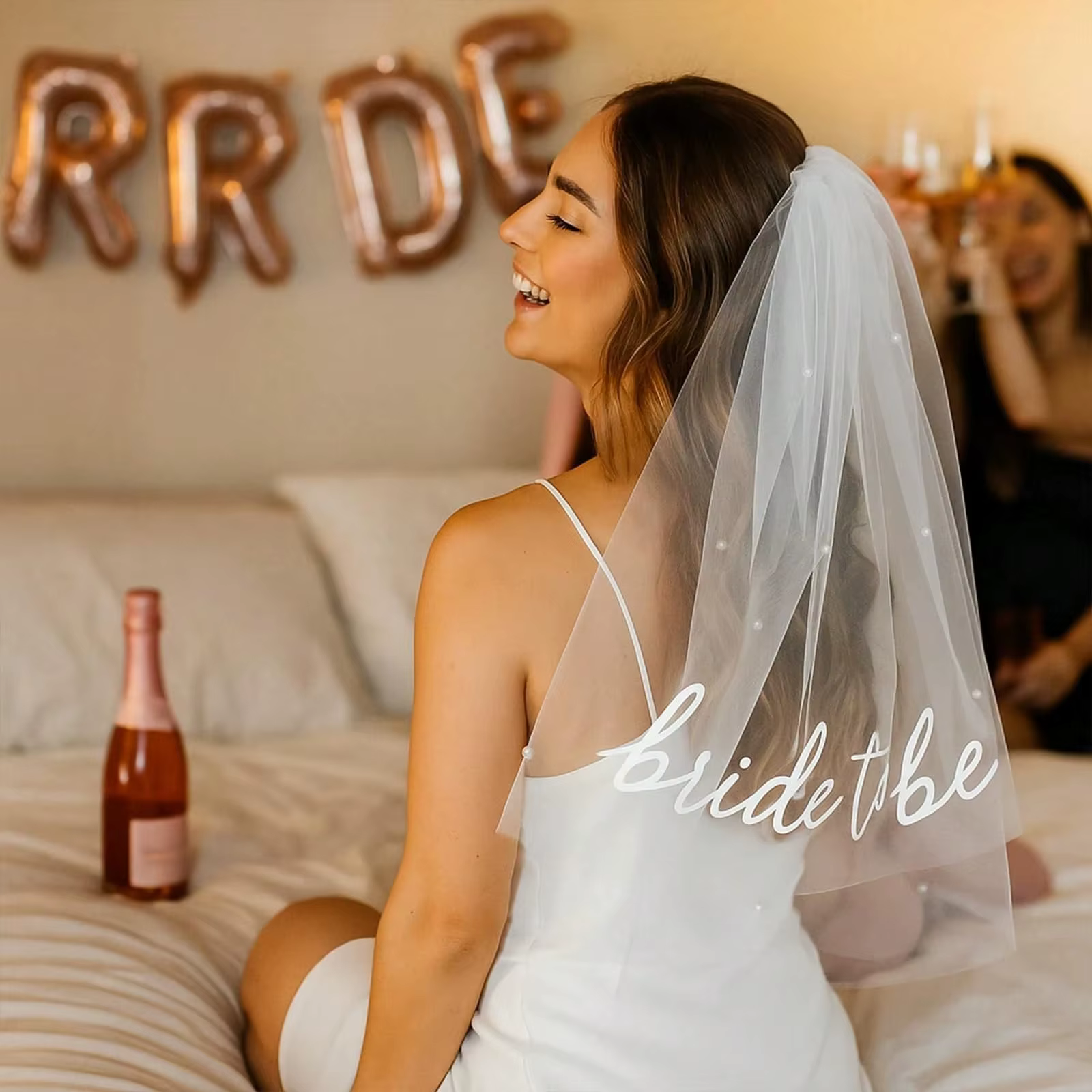 Voile de mariée élégant en dentelle blanche avec décorations de fausses perles pour mariages et enterrements de vie de jeune fille