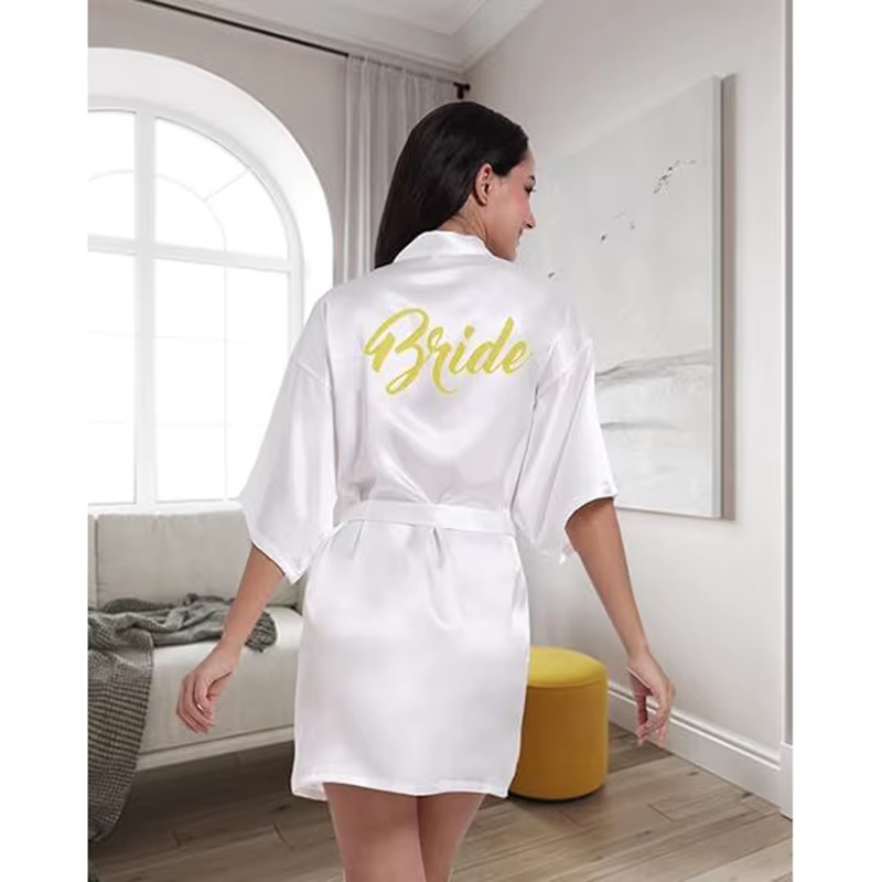 Robe de mariée de mère en soie avec lettres dorées